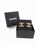 Boucles D'Oreilles Chanel Torsadées Dorées Avec Ecriture 