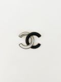 Broche Chanel CC Email blanche et noir
