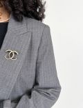 Broche Chanel Bicolore À Perles Et Email Noir