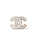 Broche Chanel Dorée En Émail Blanc À Double CC Et Lettrage