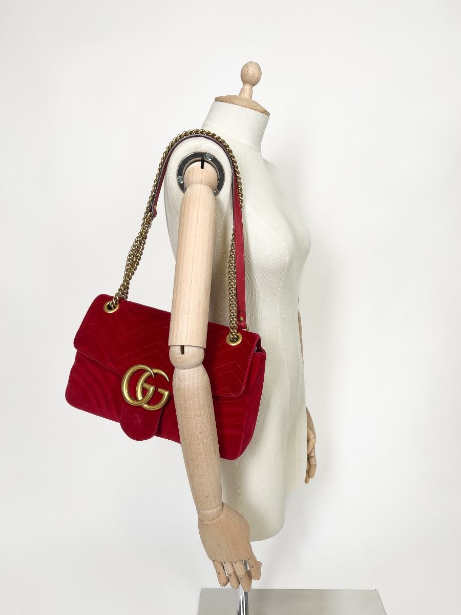 GUCCI 赤 ベルベット パーティーバッグ Gucci GG Marmont Medium Size Shoulder Bag in Red Quilted Velvet