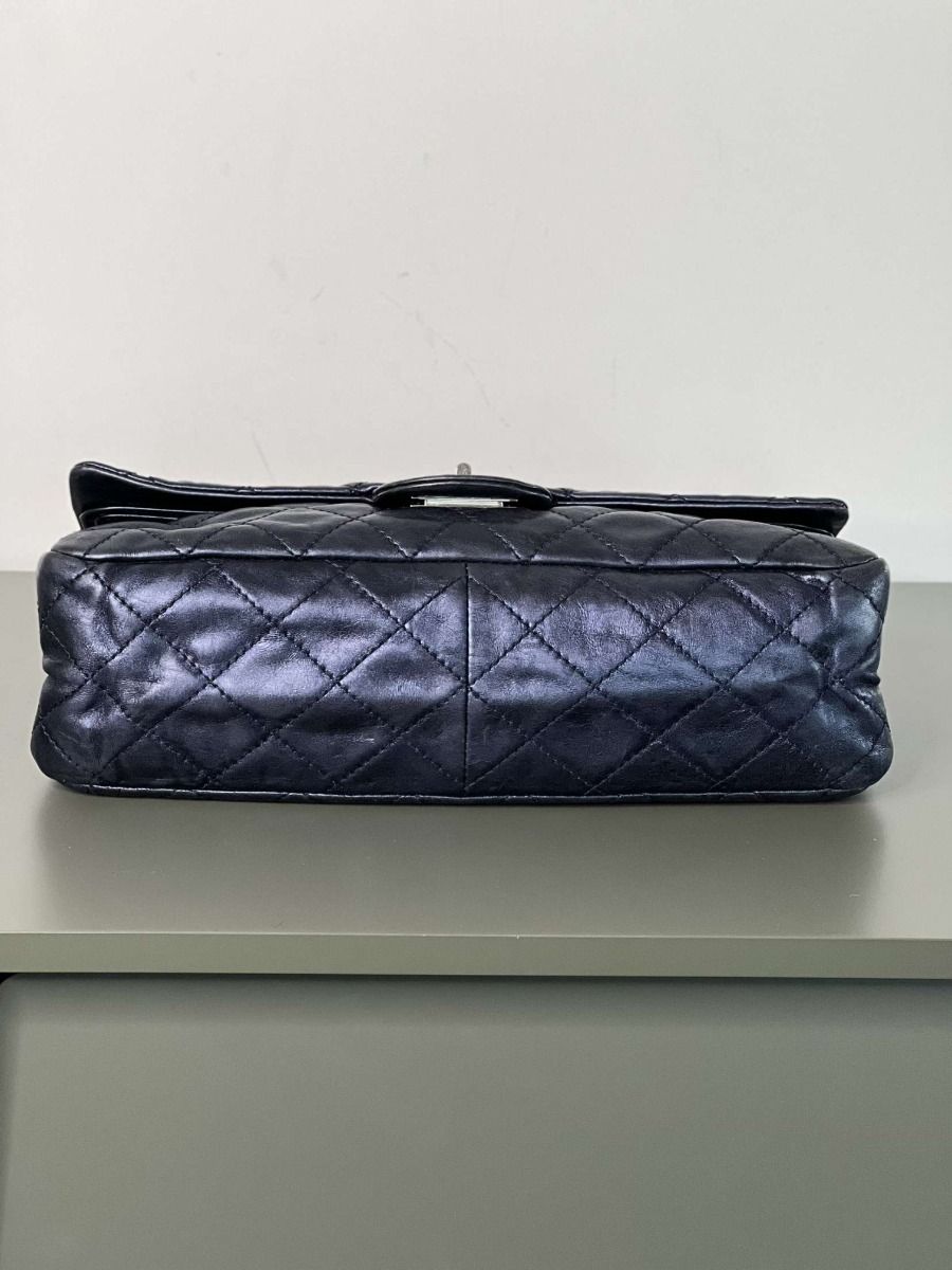 Sac Chanel 2.55 Jumbo en cuir vieilli bleu en seconde-main.