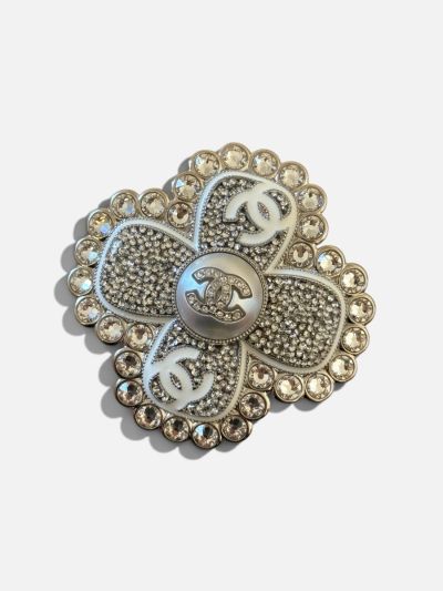 Broche Chanel Trèfles strass CC email blanc