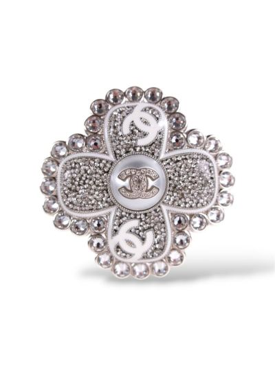 Broche Chanel CC Trèfles strass email blanc
