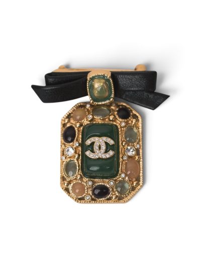 Broche Rectangulaire CC strass Chanel Pierres Colorées et Noeud en Cuir