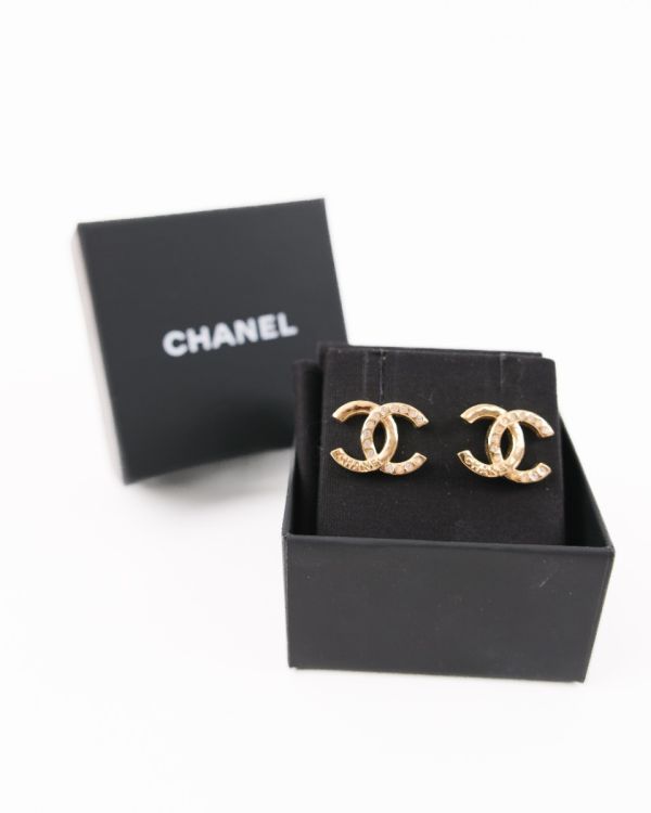 Boucles D'Oreilles Chanel Torsadées Dorées Avec Ecriture 