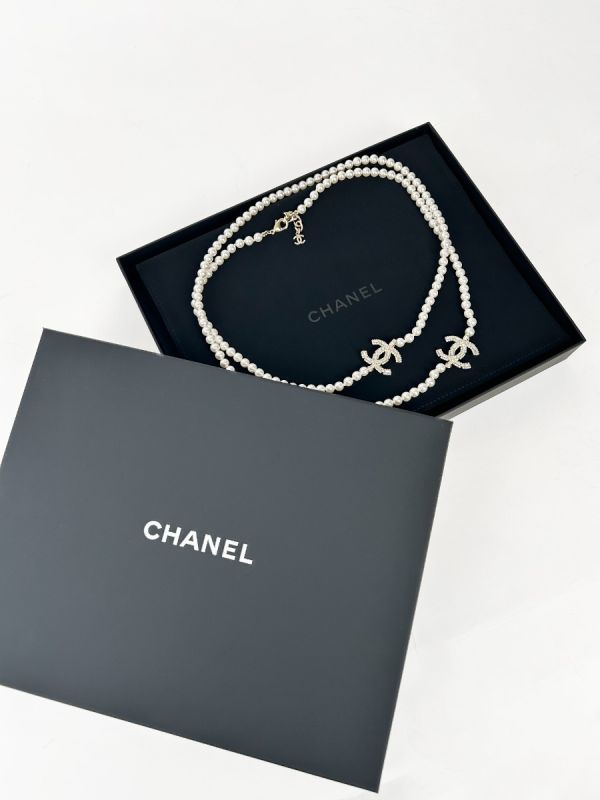 Sautoir Chanel À Perles Et Charms CC À Strass