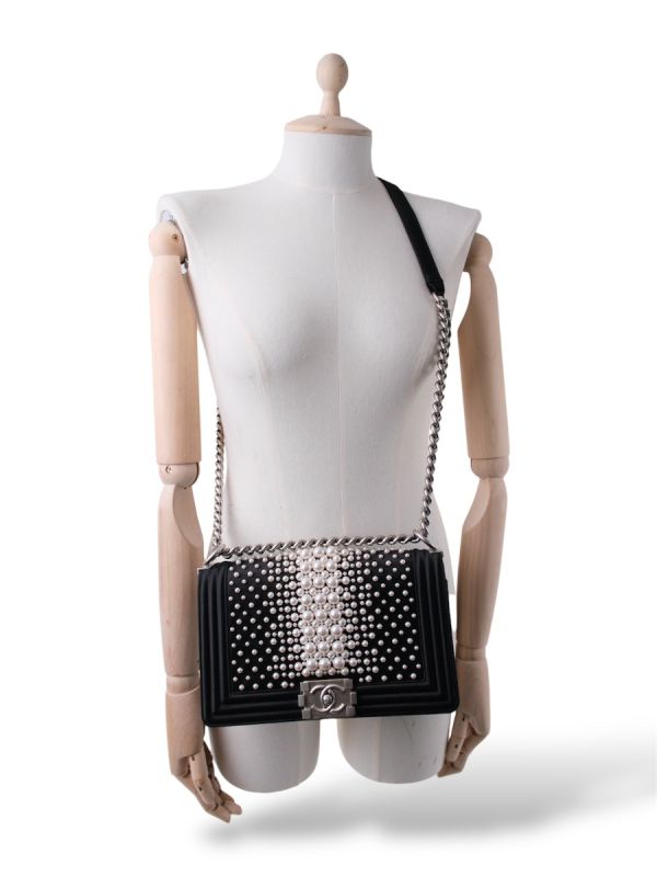 Sac Chanel Boy En Satin Noir et Perles 