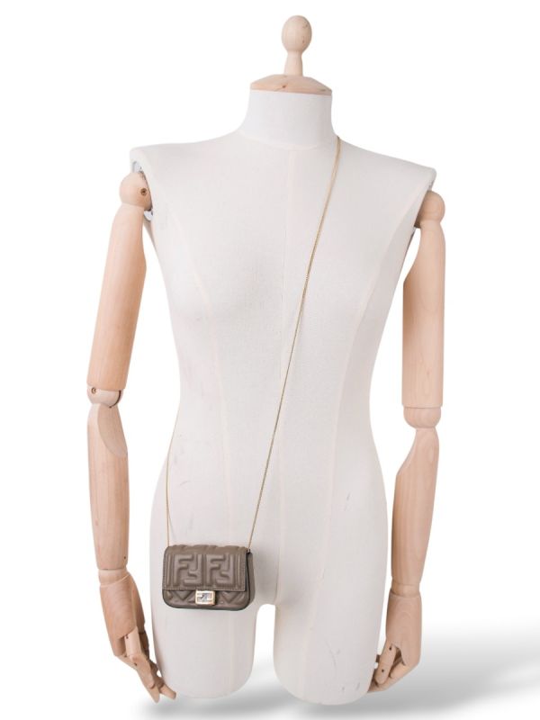 Sac à Main Fendi Nano Baguette Charm En Cuir Monogram Taupe