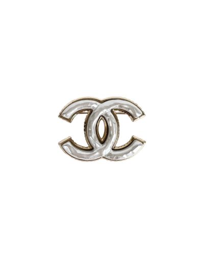 Broche Chanel CC Doré et Email Blanc