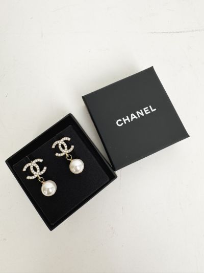 Boucles Chanel Petit Modèle CC À Strass Et Perles Pendantes 