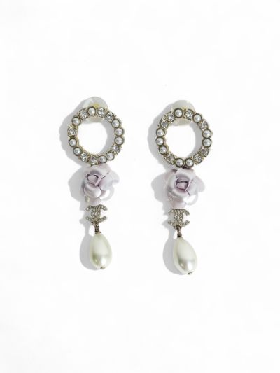 Boucles Chanel pendantes Camelia,Perles & Strass