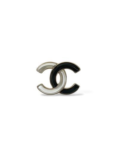 Broche Chanel CC Email blanche et noir