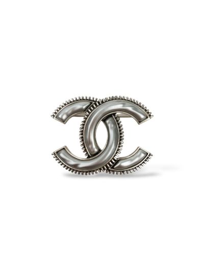 Broche Chanel CC Argentée et Email Blanc