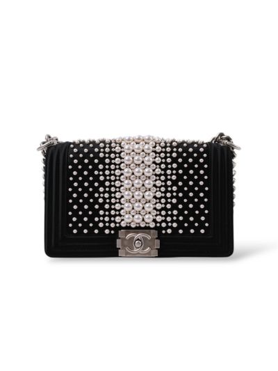 Sac à Bandoulière Chanel Boy En Satin Noir et Perles 