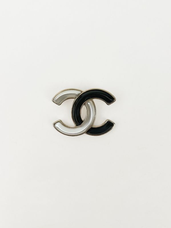 Broche Chanel CC Email blanche et noir
