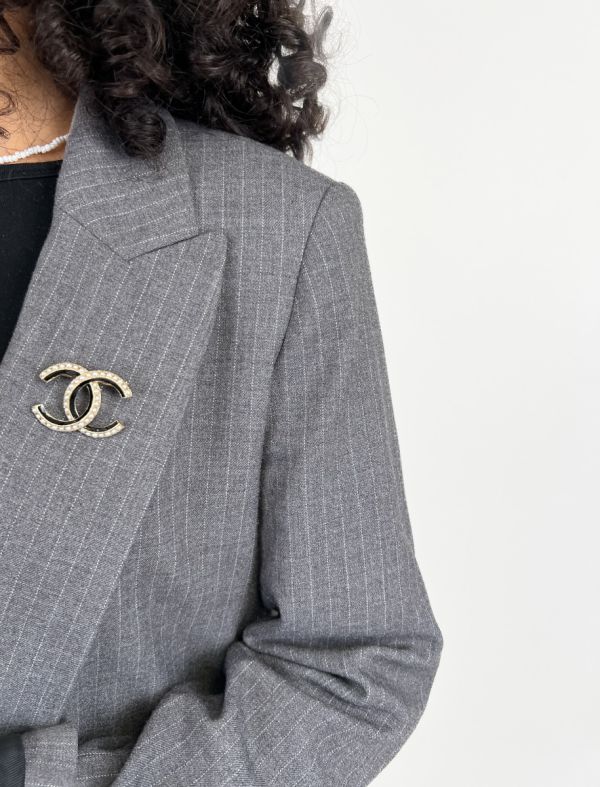 Broche Chanel Bicolore À Perles Et Email Noir