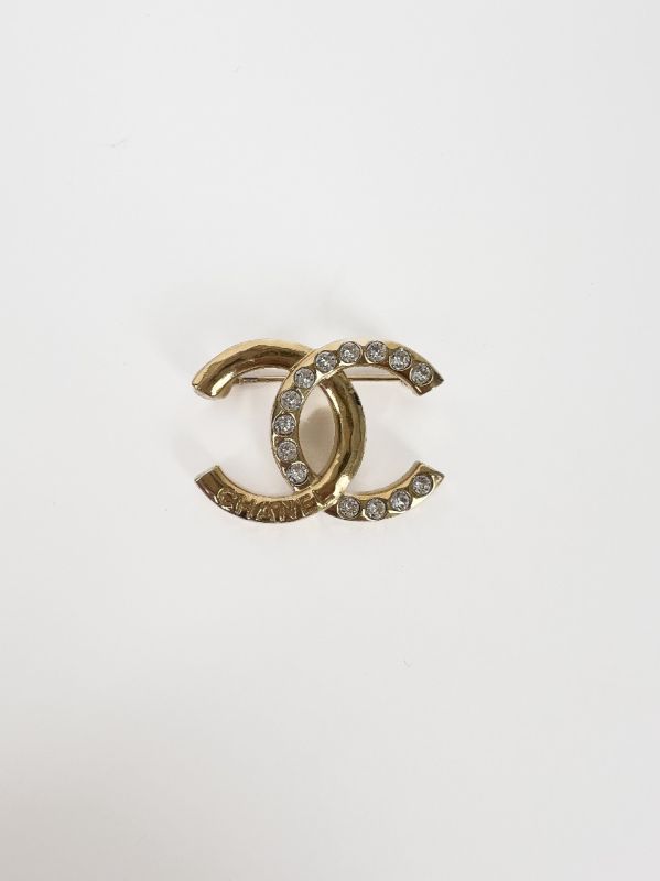 Broche Gold Strass Et Écriture Chanel
