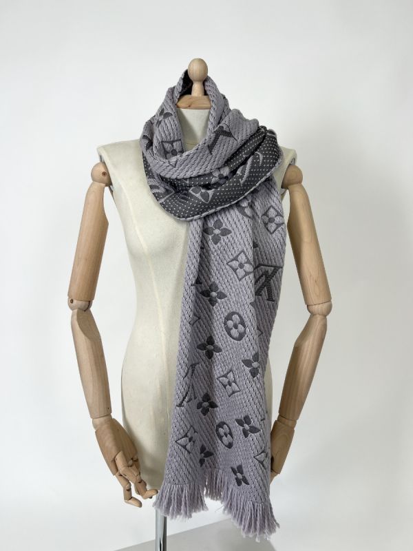 Louis Vuitton カシミヤストール グレー Louis Vuitton Gray Wool and Silk Logomania Scarf | Myzah