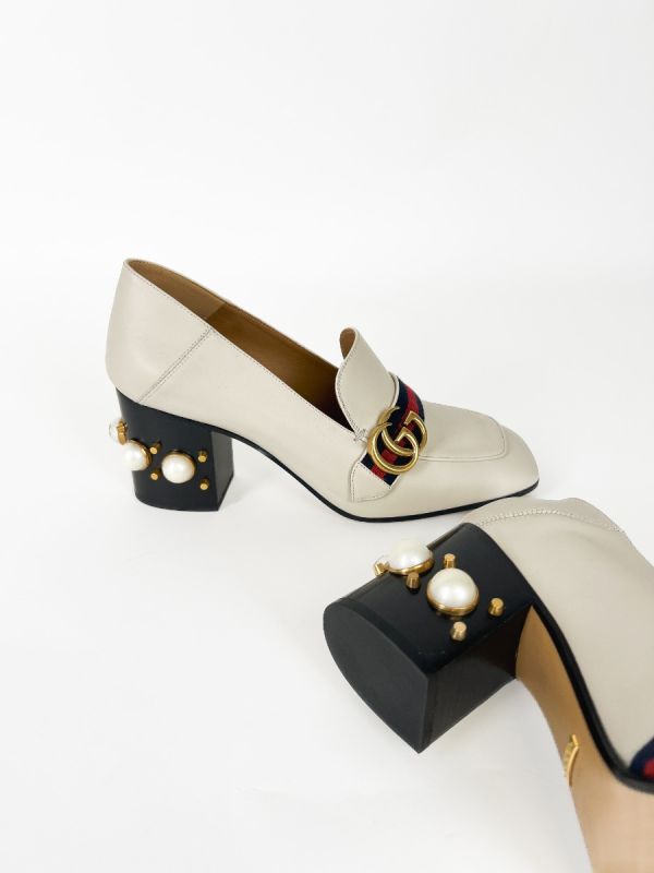 Escarpins Gucci Cuir Blanc Cassé Boucle GG 40