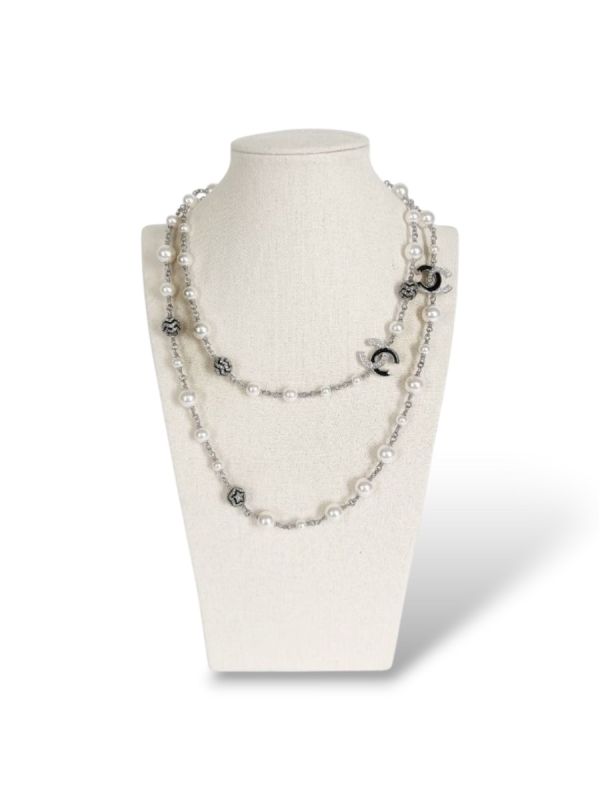 Sautoir Chanel à Perles Et Charms