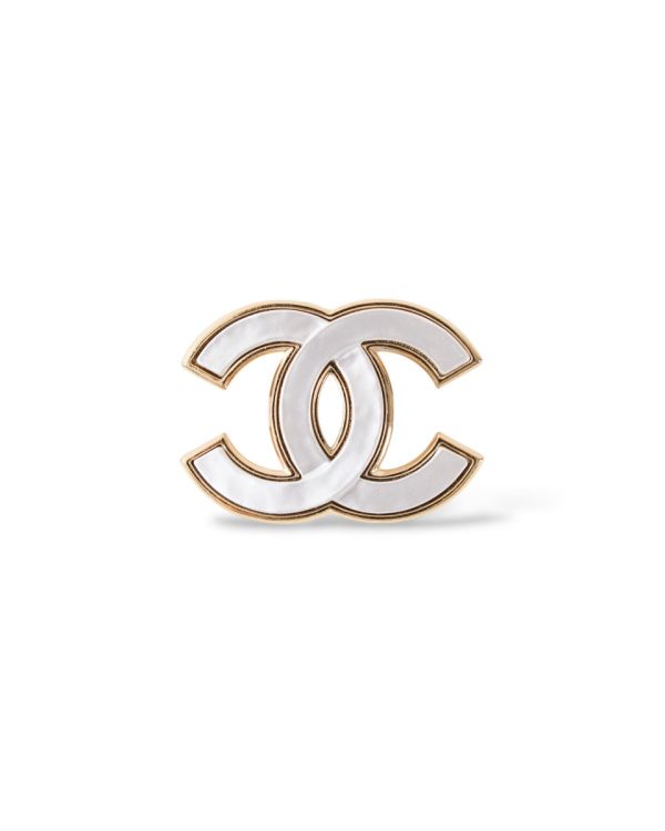 Broche Chanel Dorée En Émail Blanc À Double CC Et Lettrage